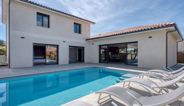 Wonderful private villa for 10 people with WIFI, A/C, private pool, TV, terrace and pets allowed