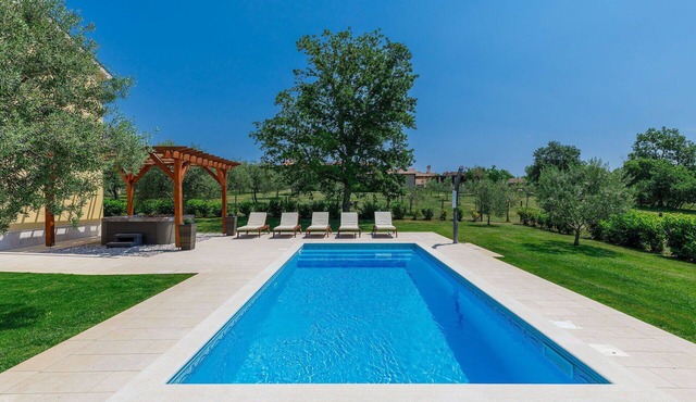Wonderful private villa for 8 guests with A/C, hot tub, private pool, WIFI, TV and patio