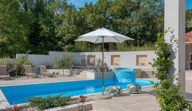Wonderful private villa with WIFI, A/C, private pool, TV, patio, pets allowed and parking