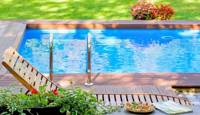 Wonderful private villa with A/C, private pool, WIFI, hot tub, TV, patio and pets allowed