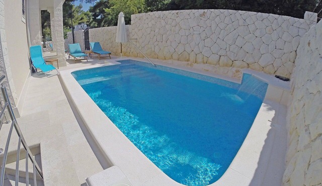 Wonderful private villa for 10 guests with hot tub, WIFI, private pool, A/C, TV and terrace