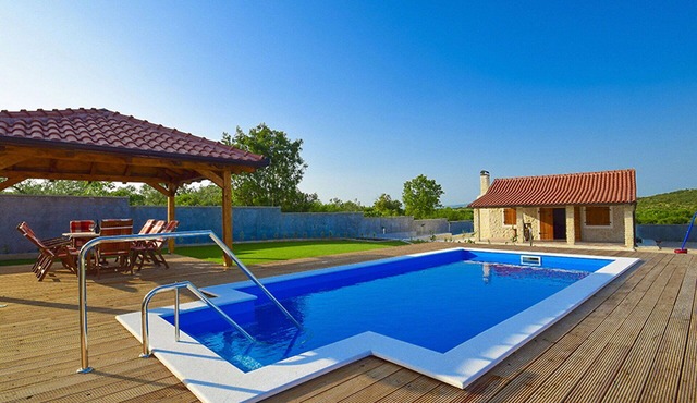 Wonderful private villa with hot tub, A/C, private pool, WIFI, TV, patio and pets allowed