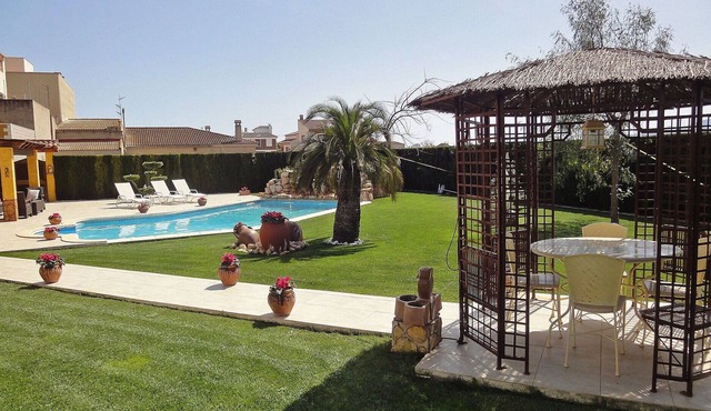 Wonderful private villa with hot tub, A/C, WIFI, private pool, TV, patio and pets allowed