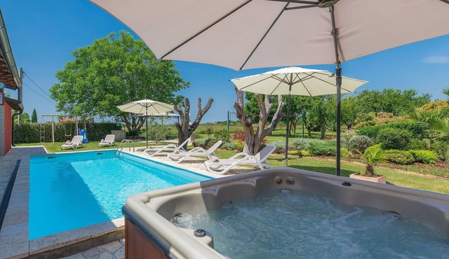 Wonderful private villa with WIFI, A/C, hot tub, private pool, TV, terrace and pets allowed