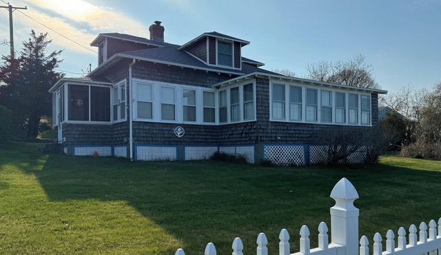 Wonderful Prudence Island Cottage with 180 Degree View of Narragansett Bay