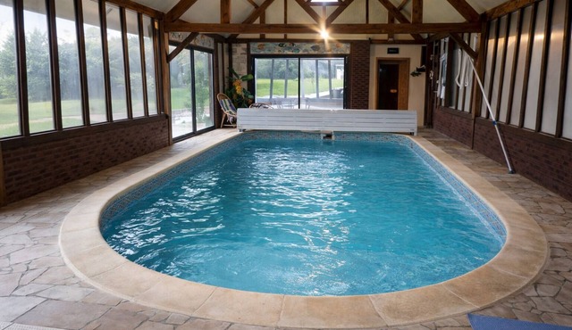 Wonderful relaxation guaranteed: swimming pool, jacuzzi, sauna, wooded park near Paris