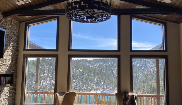 Wonderful retreat lake house, close to great hiking trails