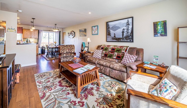 Wonderful retreat near hiking & beach with gas grill, large deck, & WiFi