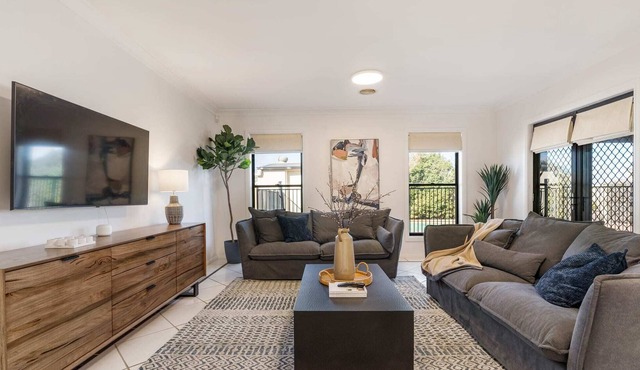 Wonderful Roselawn - Great Location with Pool!