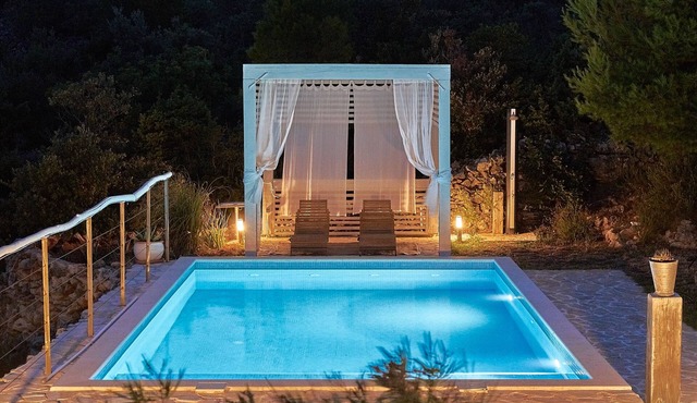 Wonderful sea-view boutique cottage with pool. Close to the beach and Hvar.