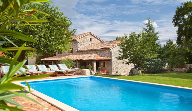 Wonderful, secluded, minutes from the beach, with 5 bedrooms