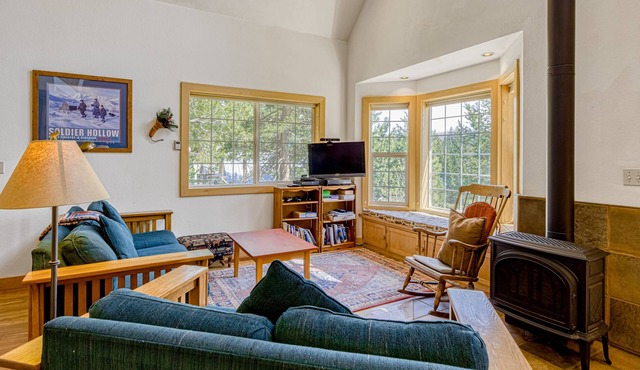 Wonderful Soda Springs gem with large deck, balcony, & slopes nearby - dogs OK