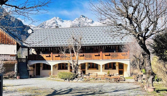 WONDERFUL SPACIOUS CHALET IN BOURG D’OISANS - SLEEPS 10(*supplement available up to 16)