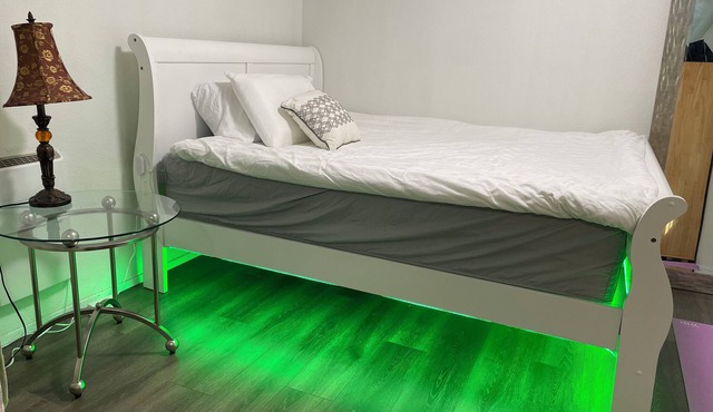 Wonderful Spacious 1B1b Private Entrance.Boeing . AC