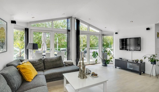 Wonderful, spacious vacation home by the fjord.