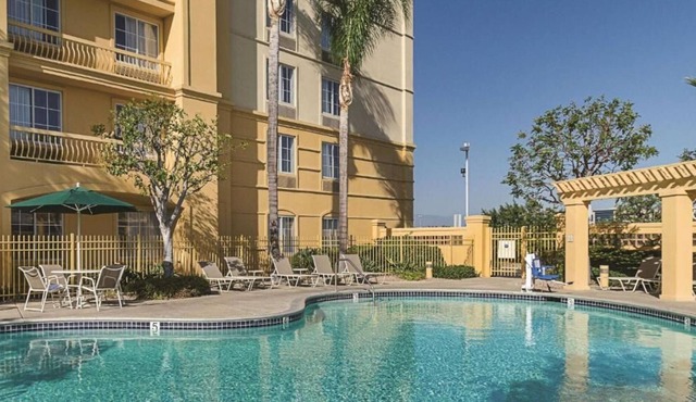 Wonderful Stay! 4 Family-friendly Units! Enjoy Pool Access and Free Parking!