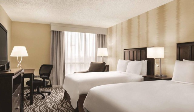 Wonderful Stay! Four Great Units, Indoor Pool, Free Parking, On-Site Restaurant