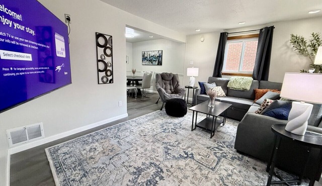 Wonderful stylish 2 King bed 1.5 bath home