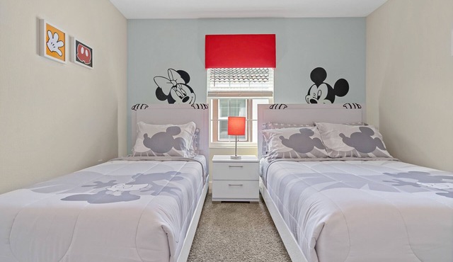 Wonderful Townhouse 5Beds/4Baths/Pool/5 Min Disney