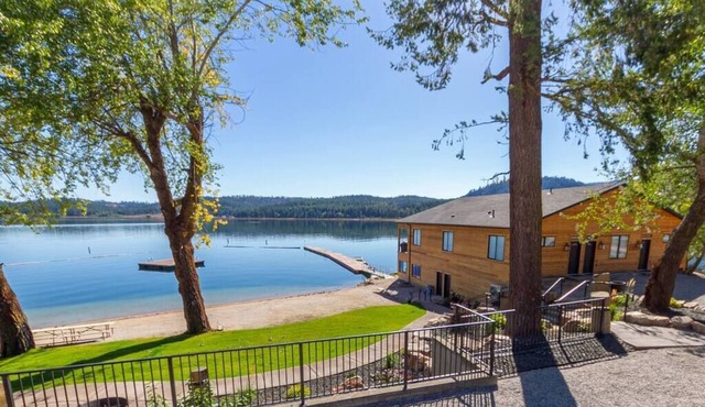 Wonderful Triplex Unit With Spectacular Lake View!