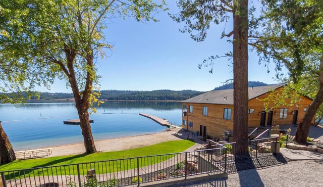 Wonderful Triplex Unit With Spectacular Lake View!