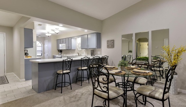 Wonderful Updated Luxury Condo-Heart of Branson-Affordable-Indoor Pool-Spacious