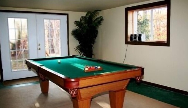 WONDERFUL VIEWS, 5 Bedroom, sleeps up to 14, Skiing, Billiards, Ping Pong, Large Hot Tub, Campfir...