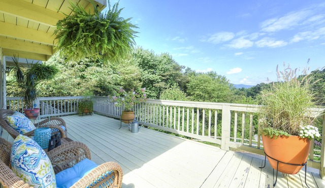 Wonderful views, wrap around deck, 4 bedrooms, May Discount