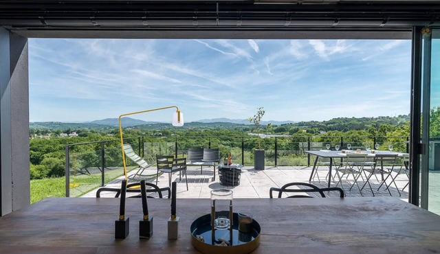 Wonderful Villa, between mountain ocean