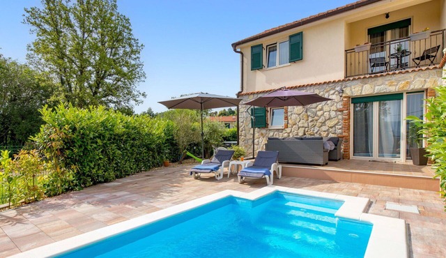 Wonderful villa for 6 guests with A/C, hot tub, WIFI, private pool, TV, terrace and pets allowed