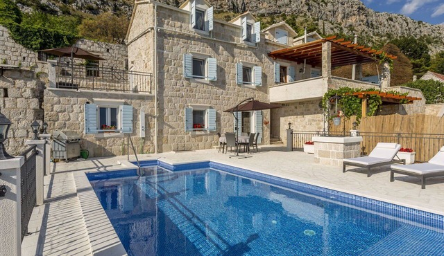 Wonderful villa for 6 people with A/C, WIFI, private pool, TV and patio