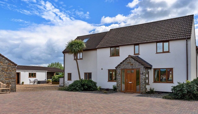 Wonderful villa for 12 guests with WIFI, hot tub, terrace and pets allowed