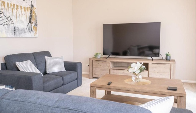 Wonderful Windred Modern, Comfy, Quiet