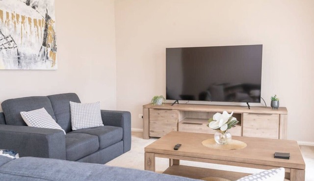 Wonderful Windred - Quiet & Homely, 4 Smart TVs