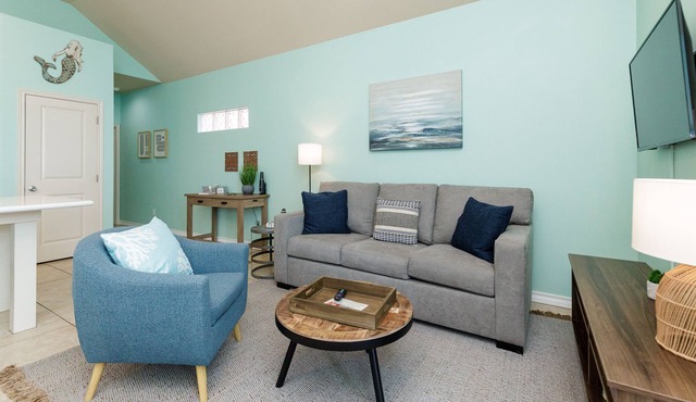 Wonderful Winter Escape w/ Sparkling Pool, Smart TV + Washer & Dryer!