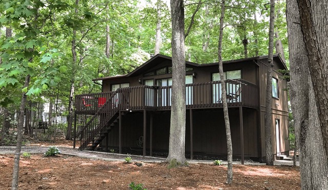 Wonderful Wooded Gem W/ Free WiFi, Full Kitchen, Private Deck & Great Location!