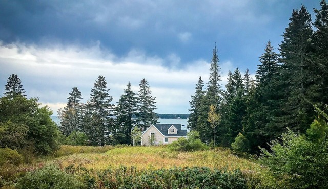 Wonderfully Appointed, Classic Maine Waterfront Cottage