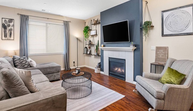 Wonderfully Appointed Suburban Home, Open Layout, Pet Friendly, Steps to Park, 5 Miles to Vancouver