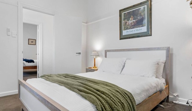 Wonky Cottage: large backyard, close to CBD