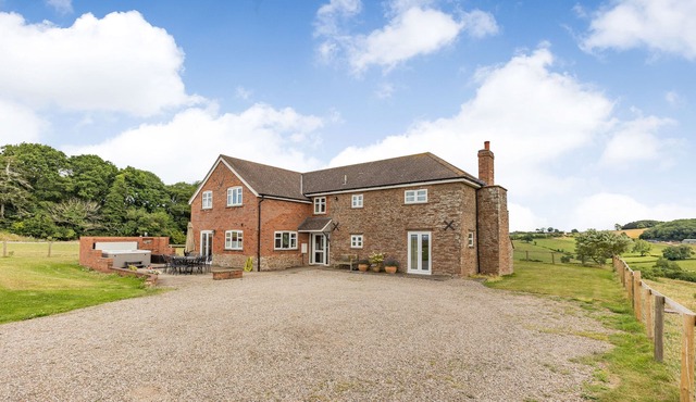 WOOD COTTAGE, pet friendly, with hot tub in Tenbury Wells