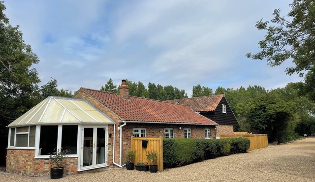 WOOD FARM COTTAGE, pet friendly, with hot tub in East Kirkby