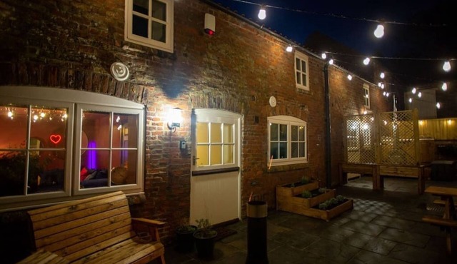 Wood-fired Hot-tub in quirky one bed holiday home