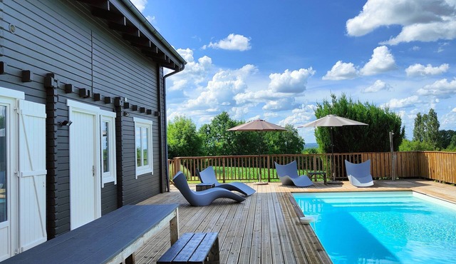 Wooden villa, swimming pool, terrace and garden in Villeréal