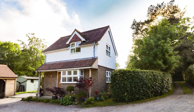 WOOD GLEN COTTAGE, romantic, with open fire in Rushlake Green