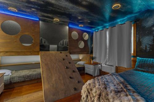 Wood Haven Cabin with a hot tub fire pit & indoor pool