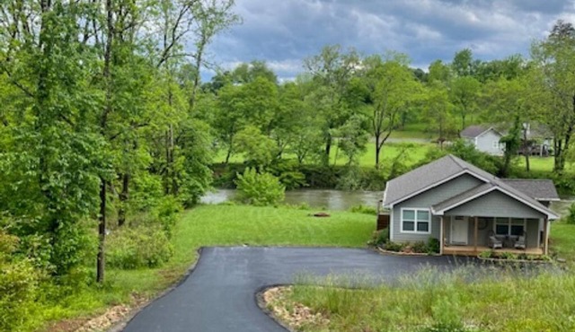 Wood Haven on the River- cozy cottage on the Hiawassee River in Hayesville NC