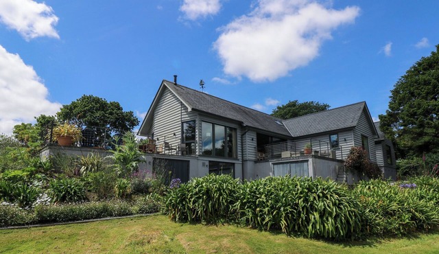 WOOD MEADOW, pet friendly, with open fire in Helford