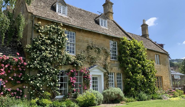 WOOD STANWAY HOUSE, family friendly, with open fire in Toddington