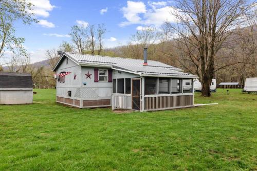 Wood Stove, Fire Pit, Grill & 2 Mins to River