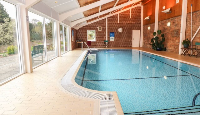 WOOD VIEW COTTAGE, family friendly, with pool in Blackawton